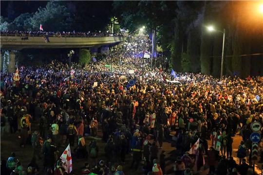 Tausende Menschen protestieren in der Hauptstadt Tiflis gegen das umstrittene Gesetz.