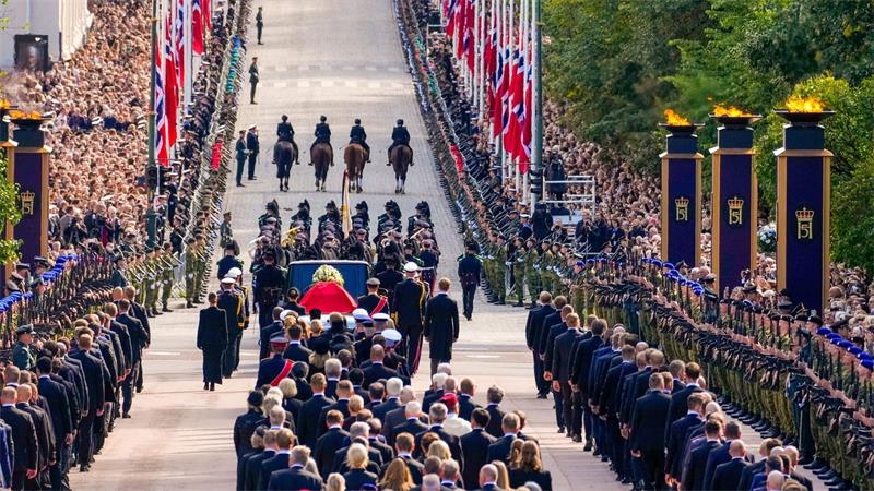 „Takk“: Tränenreicher Abschied von König Harald in Oslo Tausende Menschen säumten den Straßenrand.