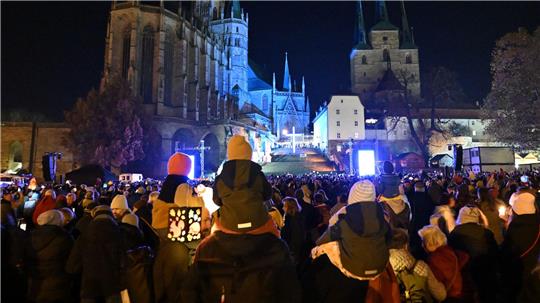 Tausende Menschen treffen sich beim Martinsfest vor dem Mariendom und der Severikirche auf dem Domplatz in Erfurt.