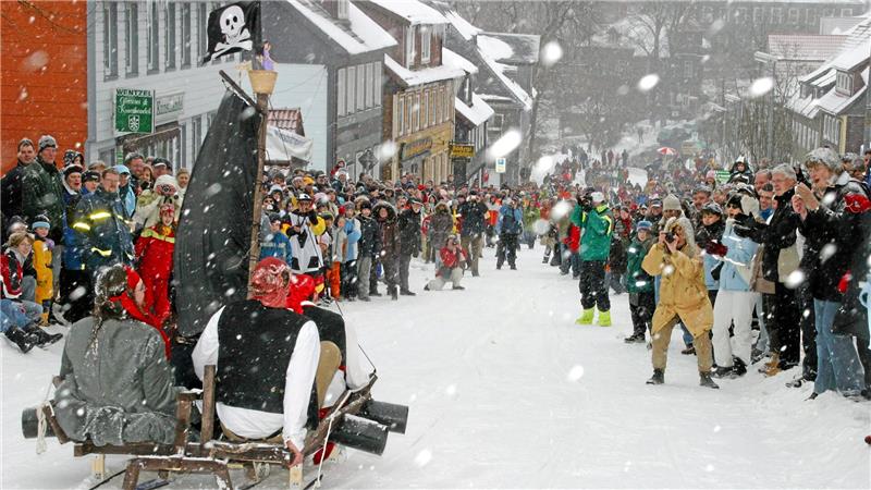Tausende Menschen verfolgen bis 2010 das Volksrodeln auf der Osteröder Straße. Umso größer ist die Vorfreude auf dieses Wochenende.