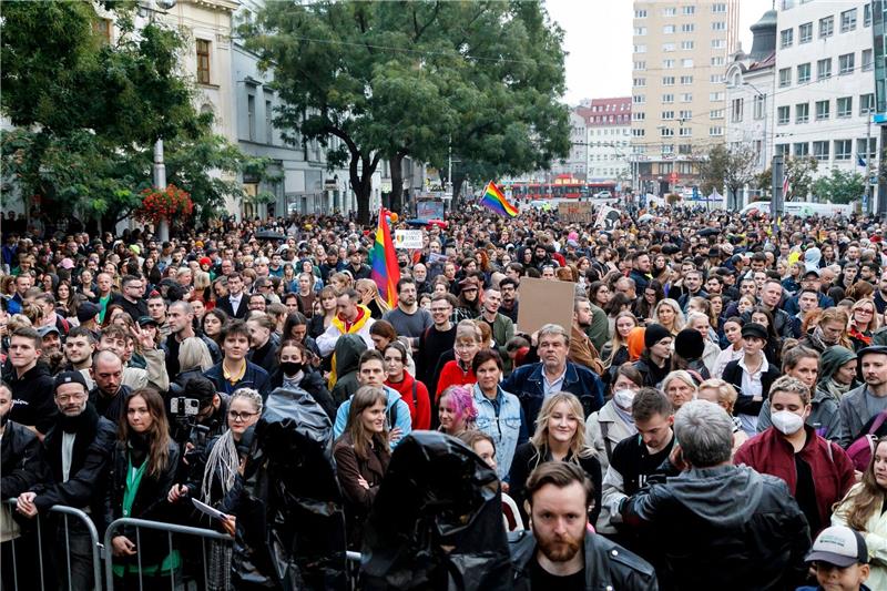 Tausende Menschen versammeln sich in der slowakischen Hauptstadt Bratislava, um gegen Hass auf sexuelle Minderheiten zu protestieren.