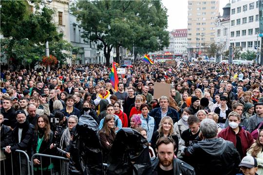 Tausende Menschen versammeln sich in der slowakischen Hauptstadt Bratislava, um gegen Hass auf sexuelle Minderheiten zu protestieren.