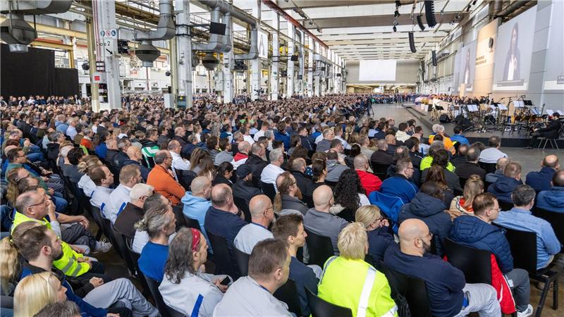 Tausende Mitarbeiterinnen und Mitarbeiter folgen der Versammlung in Halle 11 des Stammwerks.