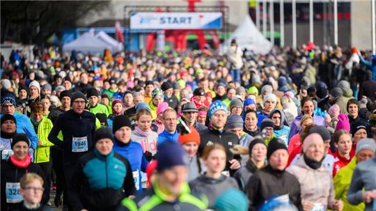 Tausende Teilnehmer ging beim Silvesterlauf in Hannover an Start.