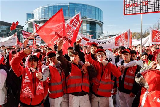Tausende Teilnehmer nehmen in Ingolstadt an einer Warnstreik-Kundgebung der IG Metall teil.