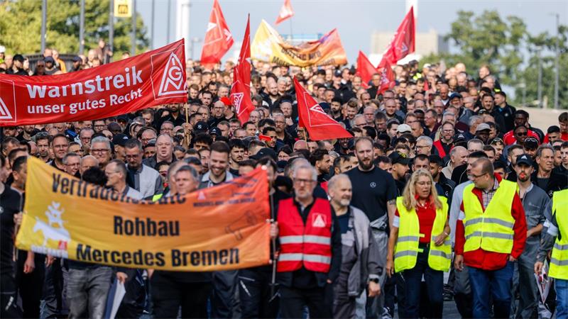 Tausende demonstrieren in Bremer gegen die Sparpläne.