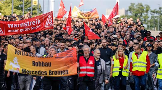 Tausende demonstrieren in Bremer gegen die Sparpläne.