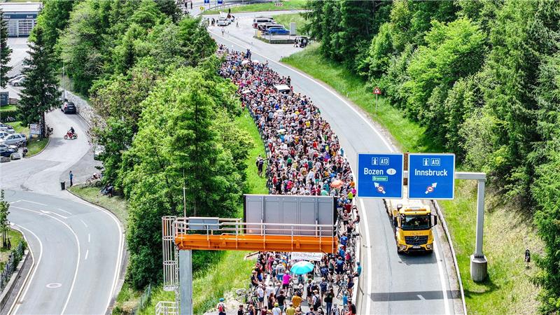 Protest und Sperre ohne Chaos: Ein Ruhetag am Brenner Tausende demonstrierten gegen die Umweltbelastungen durch den Transitverkehr