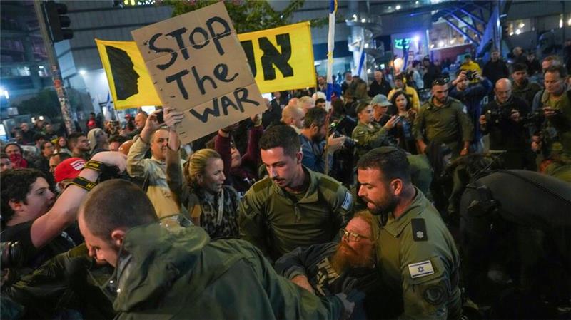 Gespräche in Katar - Geiselangehörige drängen auf Gaza-Deal Tausende haben in Israel für einen Geisel-Deal demonstriert.