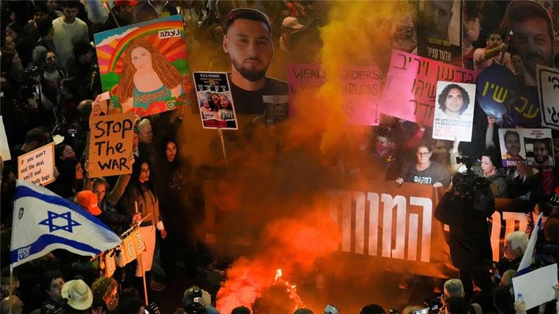 Gespräche in Katar - Geiselangehörige drängen auf Gaza-Deal Tausende haben in Israel für einen Geisel-Deal demonstriert.