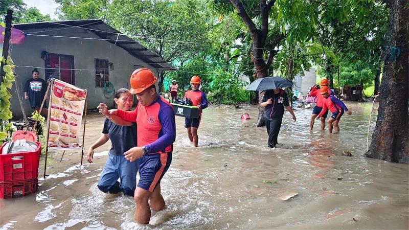 Tote auf den Philippinen durch Tropenstürme und Monsun Tausende haben in Notunterkünften Schutz gesucht.