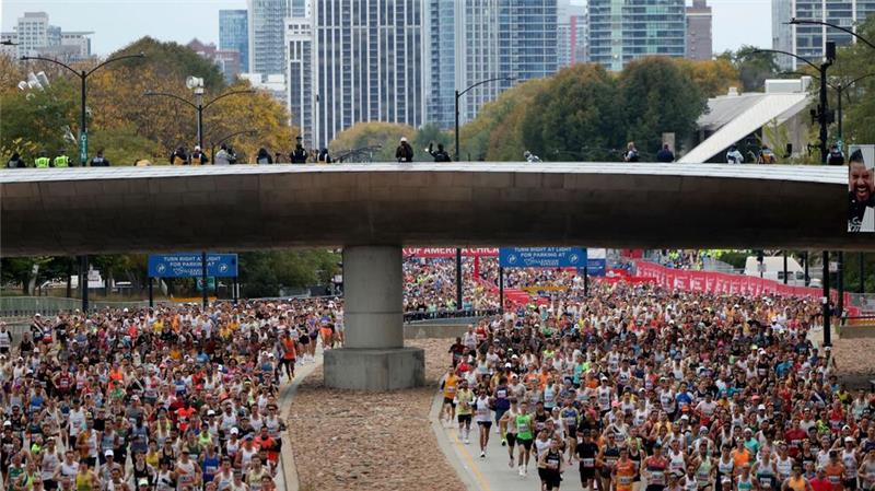 Kenianerin Chepngetich stößt in neue Marathon-Dimension vor Tausende nahmen am Marathon in Chicago teil.