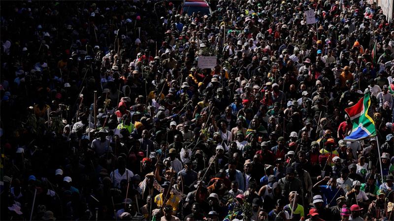 Tausende protestieren gegen Migranten in Südafrika Tausende protestierten gegen illegale Migranten.
