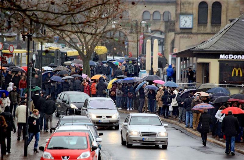 Tausende stehen am Samstag über den Bahnhof hinaus an, um sich im „Achtermann“ für den Clooney-Film „The Monuments Men“ casten zu lassen.  Foto: Kusian-Müller