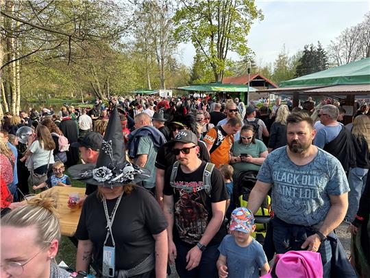 Tausende von Besuchern feiern rund um den Kurparkteich in Braunlage bei frühsommerlichen Temperaturen Walpurgis. Foto: Eggers