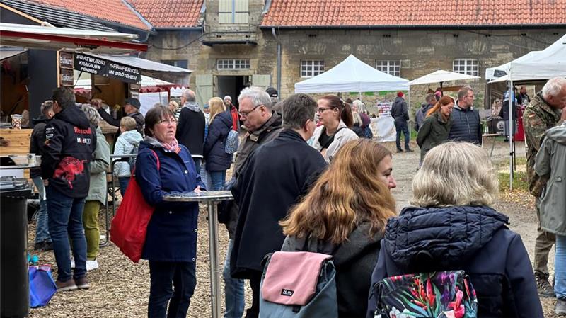 Tausende von Besuchern schlendern an den beiden Tagen über das weiträumige Gestütsgelände.