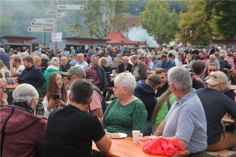 Tausende pilgern zum Klostermarkt nach Walkenried Tausende von Besuchern strömen am Wochenende zum Klostermarkt nach Walkenried. Fotos: Eggers