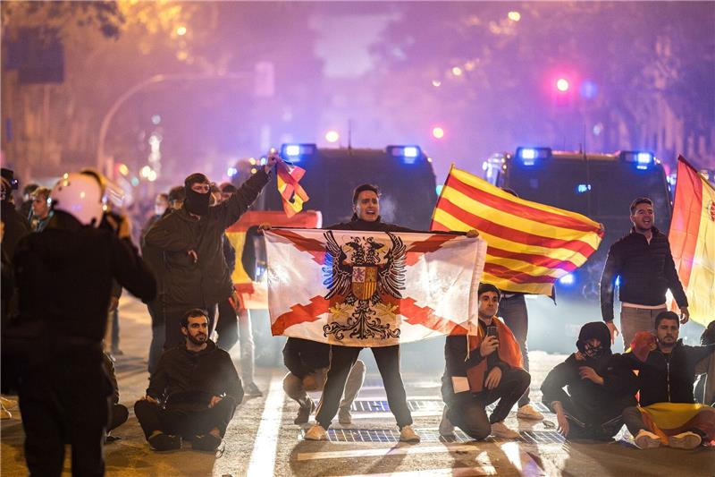 Spanien: Gewalttätige Proteste nach Wiederwahl von Sánchez Tausende von Menschen beschimpften in den letzten Tagen Sánchez.
