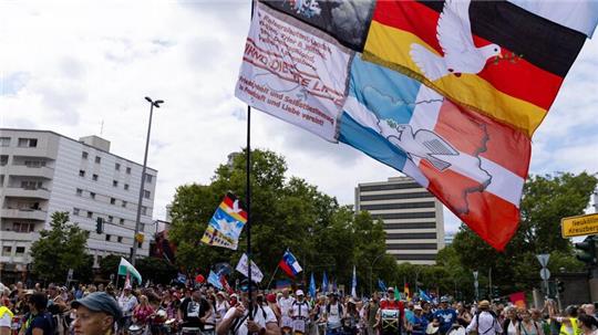 Tausende  von Teilnehmern der „Querdenker“-Demonstration zogen am Samstag durch die Berliner Innenstadt.