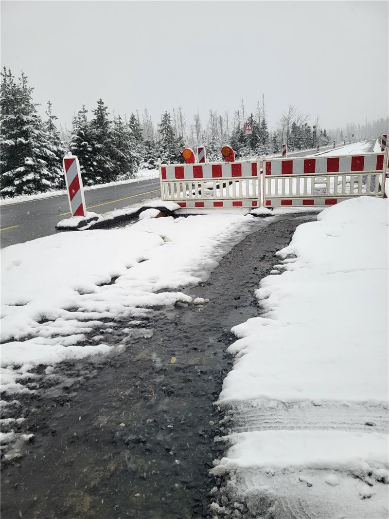 Taut es, so wie hier zu sehen am Wochenende, sammelt sich Wasser in der Fräsrinne und fließt bergab. Wird es zu viel, kann es übertreten und über die Fahrbahn laufen. Fotos: Privat/GZ-Archiv