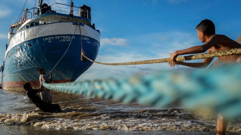 Tauziehen mit einem extra-kräftigen Gegener: Diese Kinder spielen mit den Seilen eines Schiffes, das an einem Strand in Guyana angedockt ist.