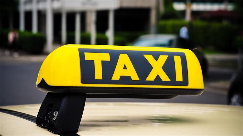 Das Dach eines Taxis ist zu sehen. 