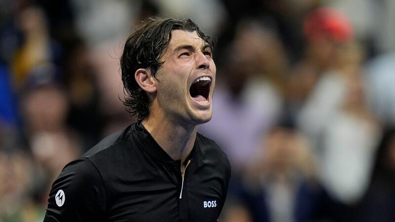 Halbfinal-Dramen: Fritz jubelt, Draper spricht über Ängste Taylor Fritz schreit seine Freude über den Finaleinzug heraus.