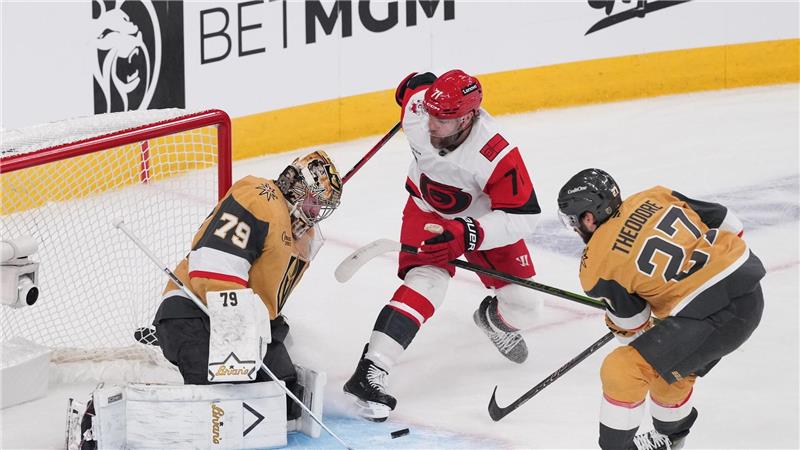Taylor Hall (Mitte) traf früh zum 1:0 für die Hurricanes.