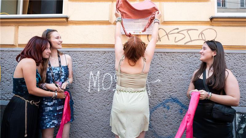 Taylor-Swift-Fans enthüllen eine Gedenktafel.