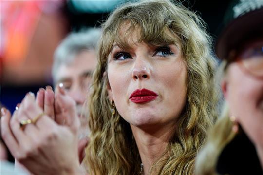 Taylor Swift bei einem NFL-Spiel in Baltimore.