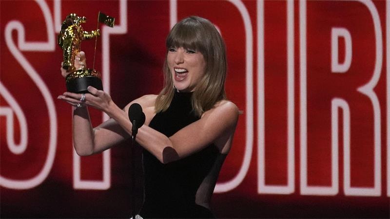 Taylor Swift hält den „MTV VMA Artist Director Honors“-Preis hoch.