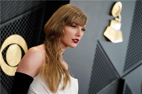 Taylor Swift kommt zur Verleihung der 66. jährlichen Grammy Awards.