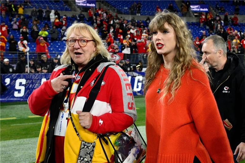 Taylor Swifts Anwälte drohen einem Studenten Taylor Swift (r) und Donna Kelce, die Mutter von Swifts Partner Travis Kelce, nach einem NFL-Footballspiel.
