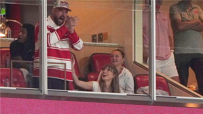 Taylor Swift sitzt zusammen mit ihrem Verlobten Travis Kelce in einer Loge in Kansas City und schauen sich gemeinsam das  NCAA-College Spiel zwischen Cincinnati und Nebraska an.