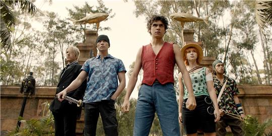 Taz Skylar als Sanji (l-r), Mackenyu Arata als Roronoa Zoro, Iñaki Godoy als Monkey D. Luffy, Emily Rudd als Nami und Jacob Romero Gibson als Usopp im ersten Teil der Netflix-Serie «One Piece».