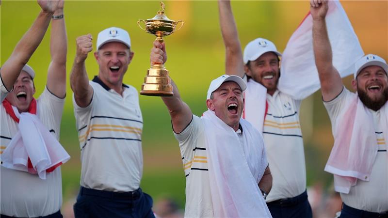 Bilder des Tages Team Europas Rory McIlroy halt dem Sieg im Ryder Cup auf dem auf dem Bethpage Black Golfplatz die Trophäe.