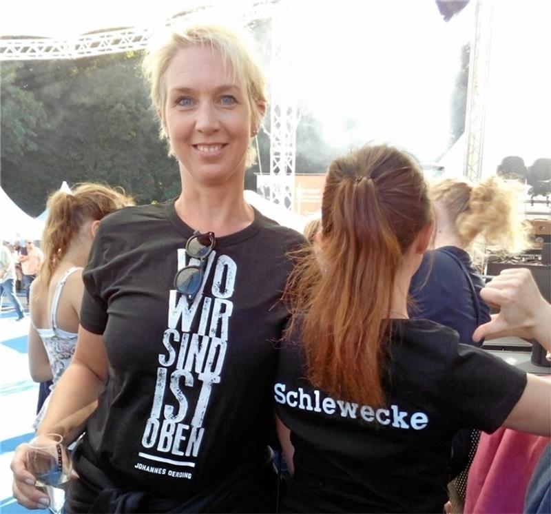 Das „Team Schlewecke“ funkt an Johannes Oerding „Team Schlewecke“ und Konzerte von Johannes Oerding: Nicole Gereke (li.) und Mareike Voges stehen für die 2016 entstandene Fan-Freundschaft. Foto: Privat