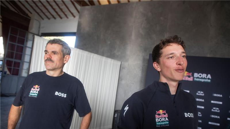 Gemeinsam gegen Pogacar - Lipowitz: „Habe anderes Standing“ Teamchef Ralph Denk (l.) verbindet große Hoffnungen mit Florian Lipowitz.