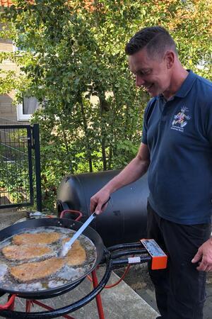 Teamgeist und gemeinsame Veranstaltungen: Da steht der Chef auch mal selber am Grill