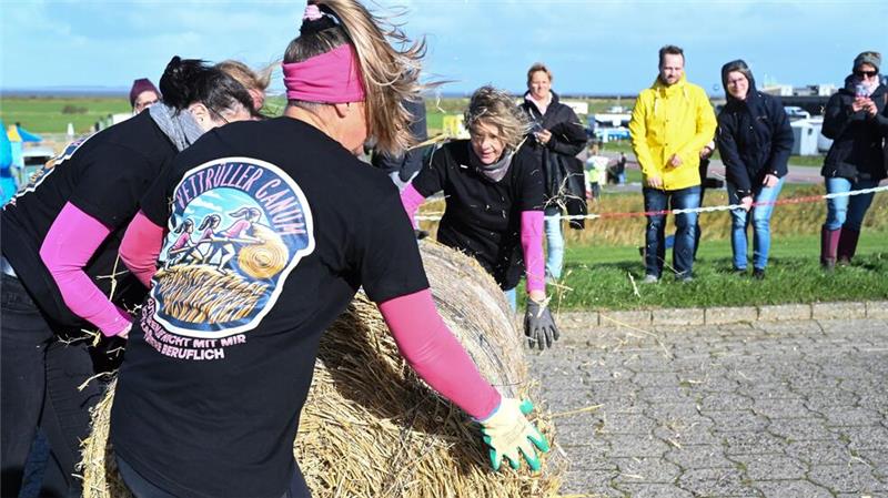 Teams kämpfen um den Titel „Strohballen-Rollmeister 2024“.