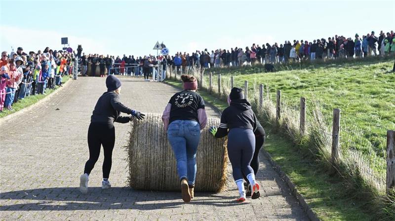Teams kämpfen um den Titel „Strohballen-Rollmeister 2024“.