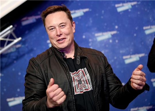 Tech-Milliardär Elon Musk zeigt den Medien mit einem Kackhaufen-Emoji drastisch seine Abneigung.