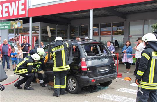 Technische Hilfeleistung bei einem stark beschädigten Pkw mit eingeklemmten Personen. Als technische Hilfeleistungen werden „Maßnahmen zur Abwehr von Gefahren für Leben, Gesundheit oder Sachen“ bezeichnet. Foto: Hohaus