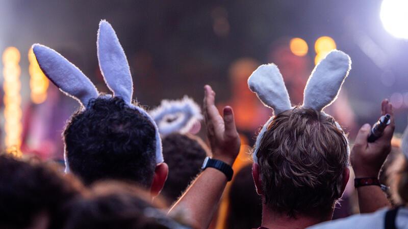 Schlaflos unter den Techno-Beats Techno-Fans genießen die wummernden Beats. Für Nachbarn können die Vibrationen von Techno-Partys eine wahre Herausforderung sein.