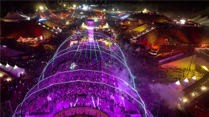 Bilder des Tages Technofans tanzen auf dem Open-Air-Floor des Technofestivals „Nature One“ in Kastellaun.