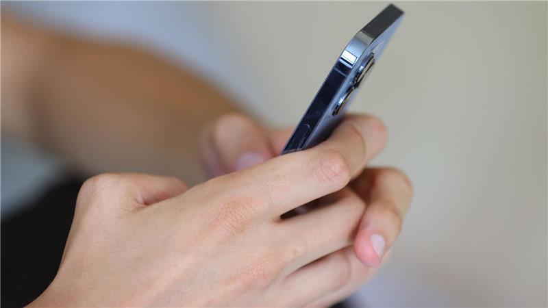 Warum in Großbritannien so viele Teenager zum Messer greifen Teenager verlieren sich online schnell in einem Strudel der Gewalt. (Symbolbild)