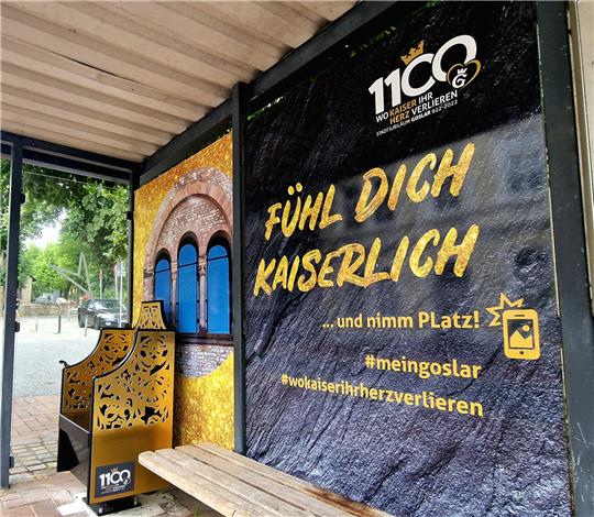 Teil der Sinneskampagne: Fühl dich kaiserlich, throne an der Bushaltestelle. Archivfoto: Sowa