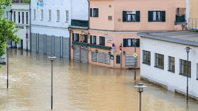 Hochwasser fließt langsam ab - Lage bleibt angespannt Teile der Altstadt von Passau sind noch immer vom Hochwasser der Donau überschwemmt.