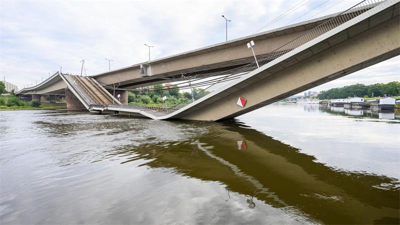 Experten: Megakosten wegen maroder Brücken oft vermeidbar Teile der Carolabrücke über der Elbe stürzten 2024 völlig überraschend ein. (Archivbild)