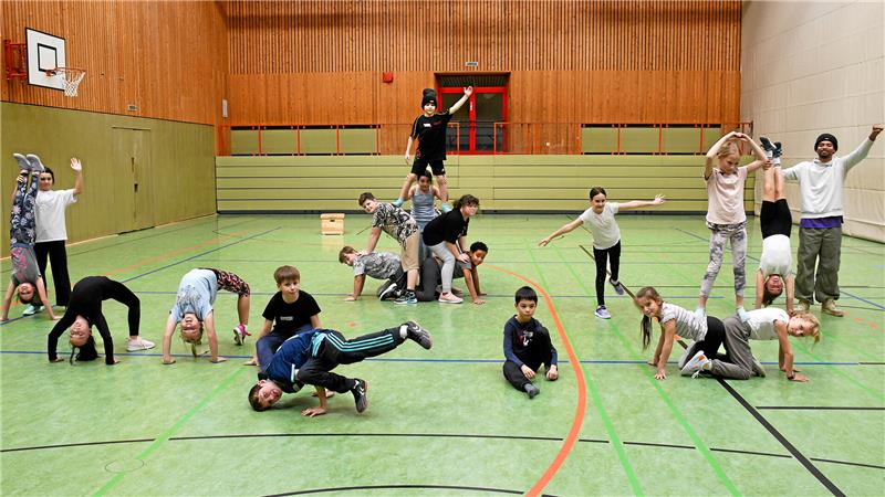 Hip-Hop und Breakdance: Langelsheimer Grundschule in Bewegung Zu sehen sind die Kinder in der Sporthalle, wie sie verschiedene Moves aufführen.